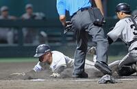 　９回、野口の適時打でサヨナラとなる生還をする福島（撮影・立川洋一郎）