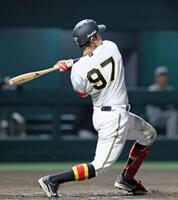　９回、サヨナラ打を放つ野口（撮影・立川洋一郎）