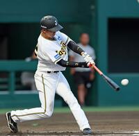 　６回、適時二塁打を放つ山田（撮影・立川洋一郎）