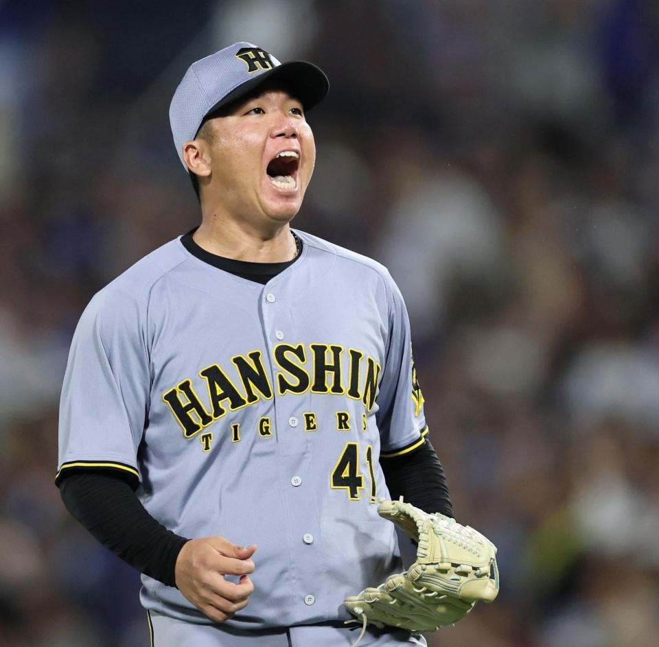 　７回のピンチを無失点に抑え、声を張り上げる村上（撮影・田中太一）