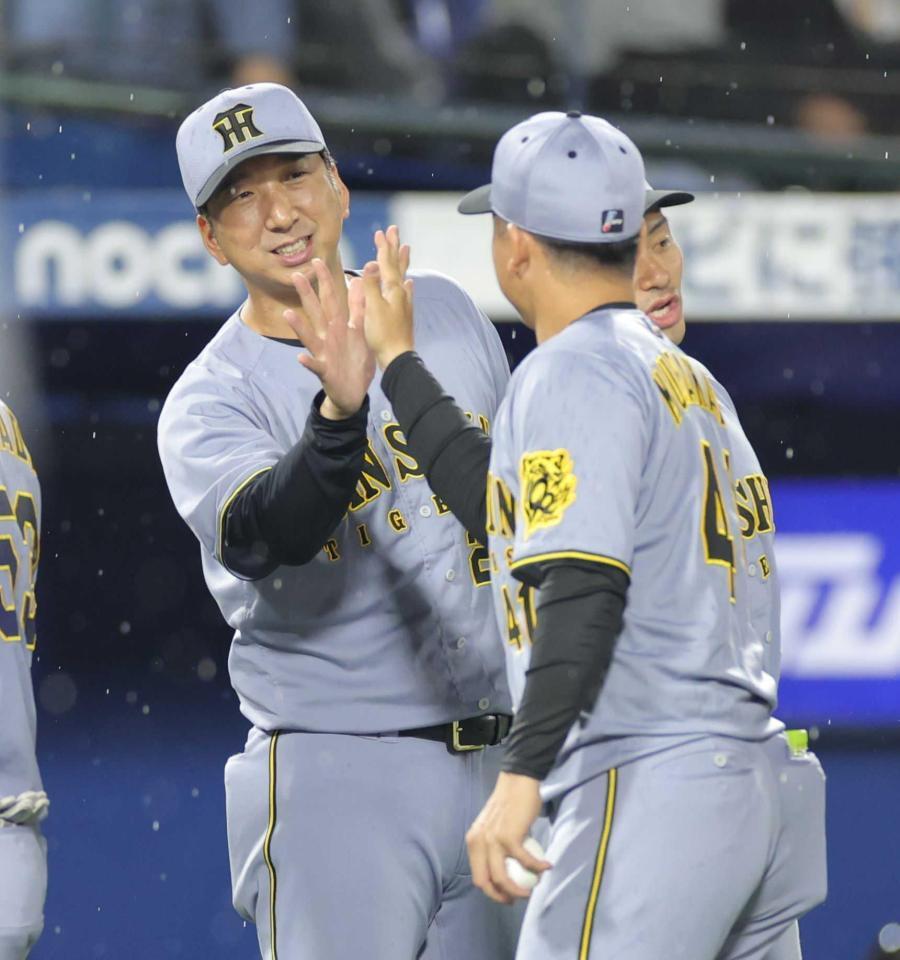 　　ＤｅＮＡに勝利し、村上（右）とタッチを交わす藤川監督（撮影・西岡正）