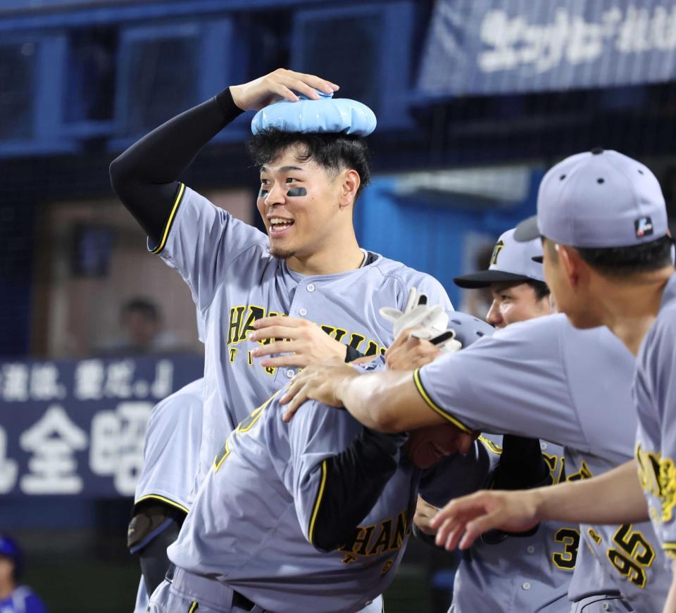 　　９回、熊谷の適時打で喜ぶ佐藤輝。手前は生還した植田（撮影・田中太一）