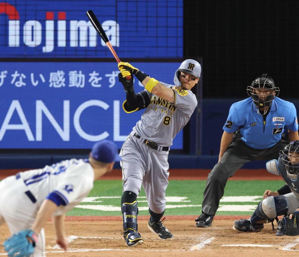 　７回、右前打を放つ佐藤輝（撮影・金田祐二）