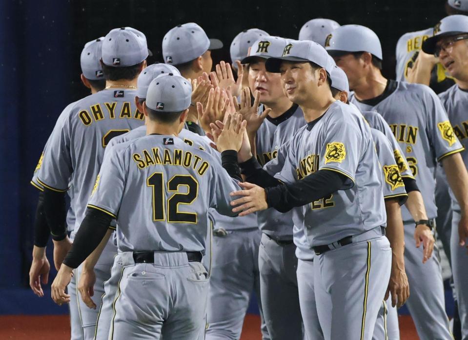 　ナインを迎える藤川監督（撮影・金田祐二）