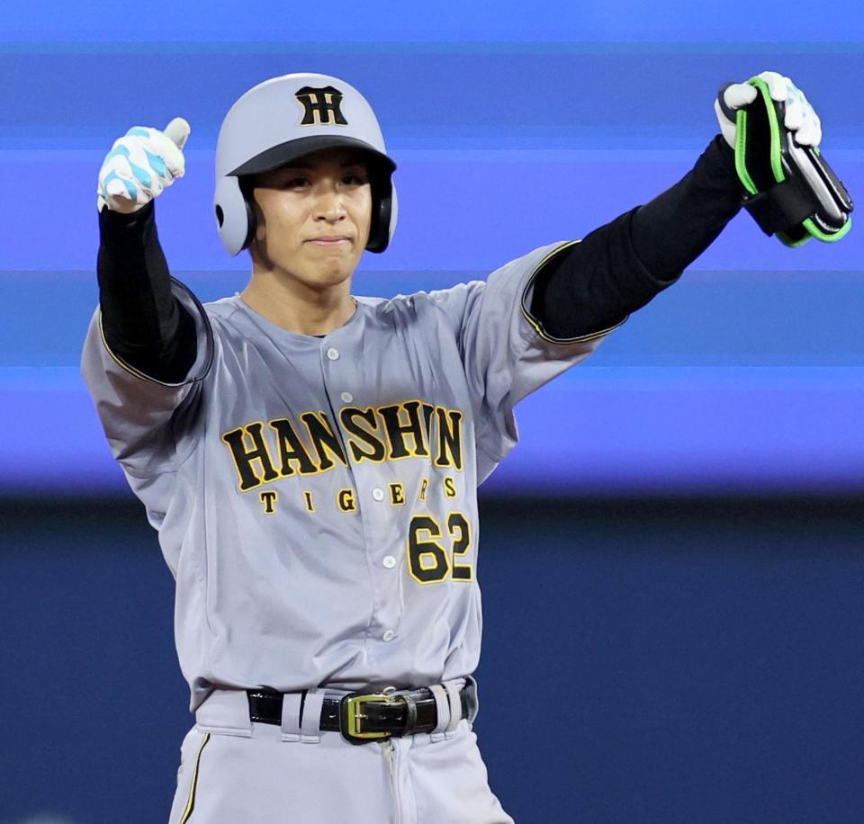 　９回、適時二塁打を放つ植田（撮影・田中太一）