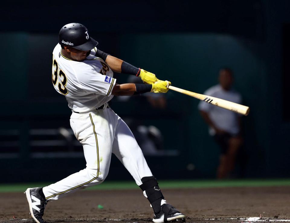 　７回、左越えに先制ソロを放つアルナエス（撮影・山口登）