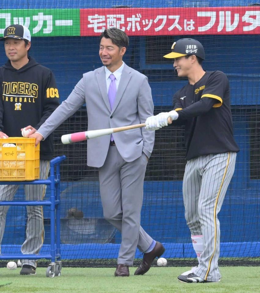 　２４年４月、試合前に木浪（右）と談笑する鳥谷敬氏