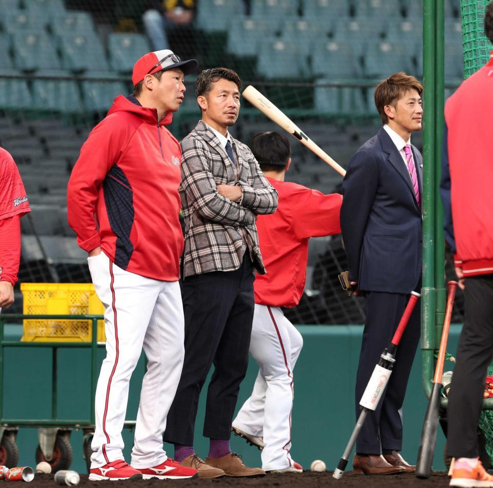 　２４年４月、鳥谷敬氏（中央）と話す新井監督。右は能見篤史氏