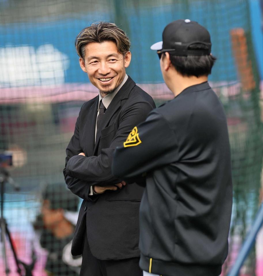 　２５年４月、野村コーチ（手前）と話をする鳥谷敬氏