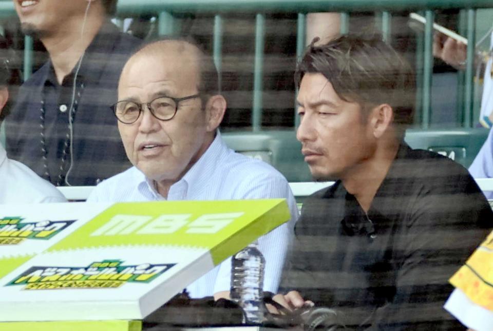 　解説席の阪神・岡田彰布・オーナー付顧問（左）と鳥谷敬氏