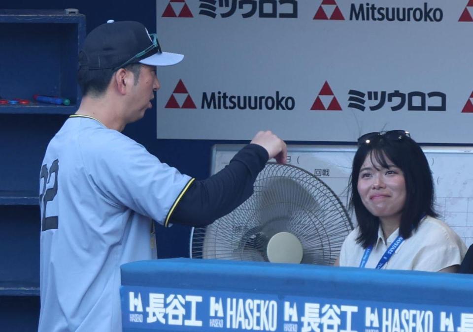 　藤川監督と笑顔の勝みなみ（撮影・金田祐二）