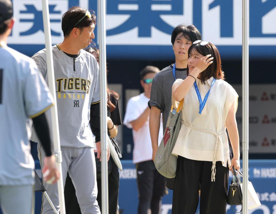　球場を訪れた勝みなみ（右）と話す藤川監督（撮影・西岡正）