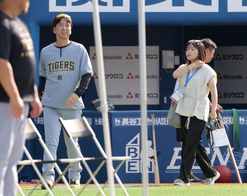 　球場を訪れた勝みなみ（右）と話す藤川監督（撮影・西岡正）