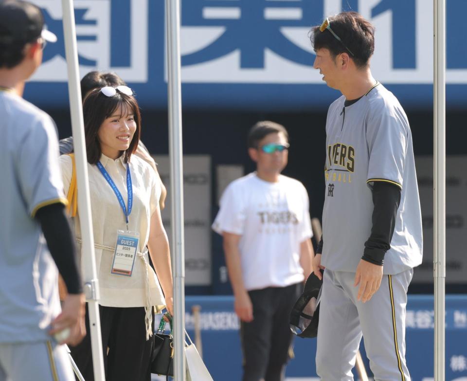 　球場を訪れた勝みなみ（左）と話す藤川監督（撮影・西岡正）