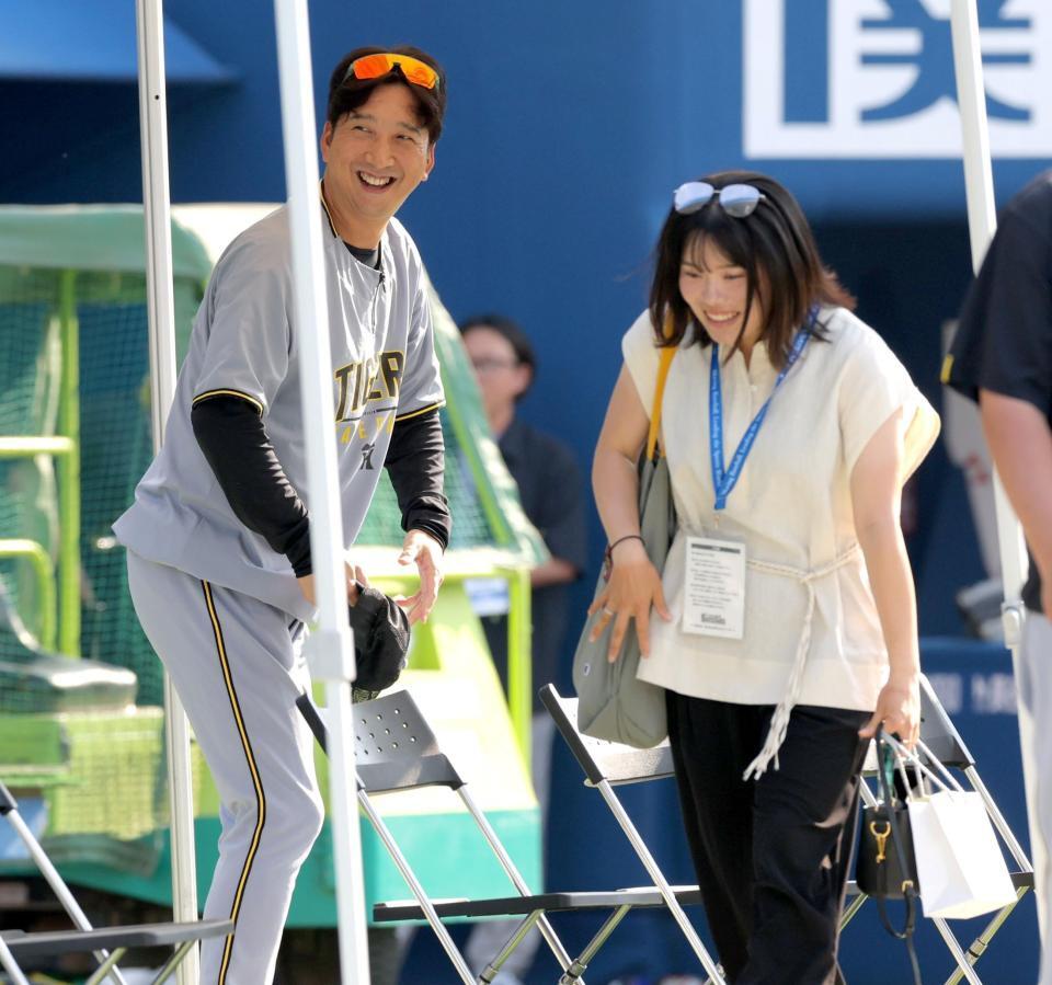 　球場を訪れた勝みなみ（右）と話す藤川監督（撮影・西岡正）