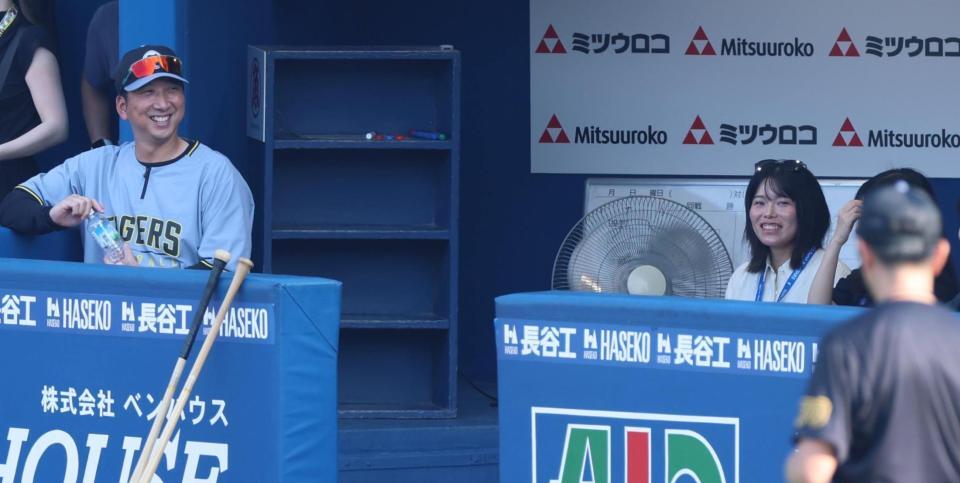 　藤川監督と笑顔の勝みなみ（撮影・金田祐二）