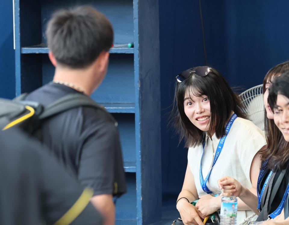 　桐敷（手前）にあいさつする勝みなみ（撮影・田中太一）