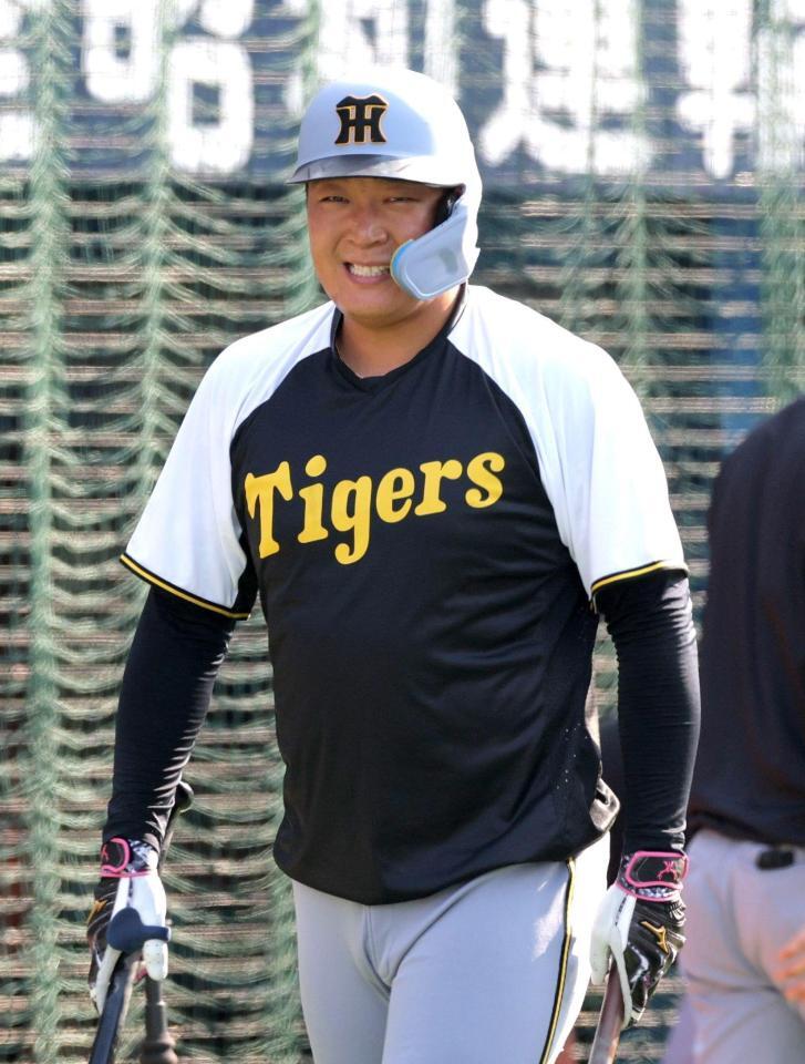 　打撃練習に臨む大山（撮影・西岡正）