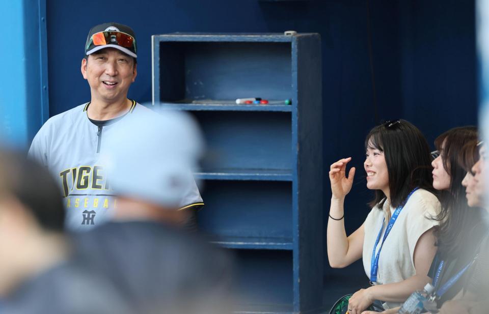 　勝みなみと話をする藤川監督（撮影・田中太一）