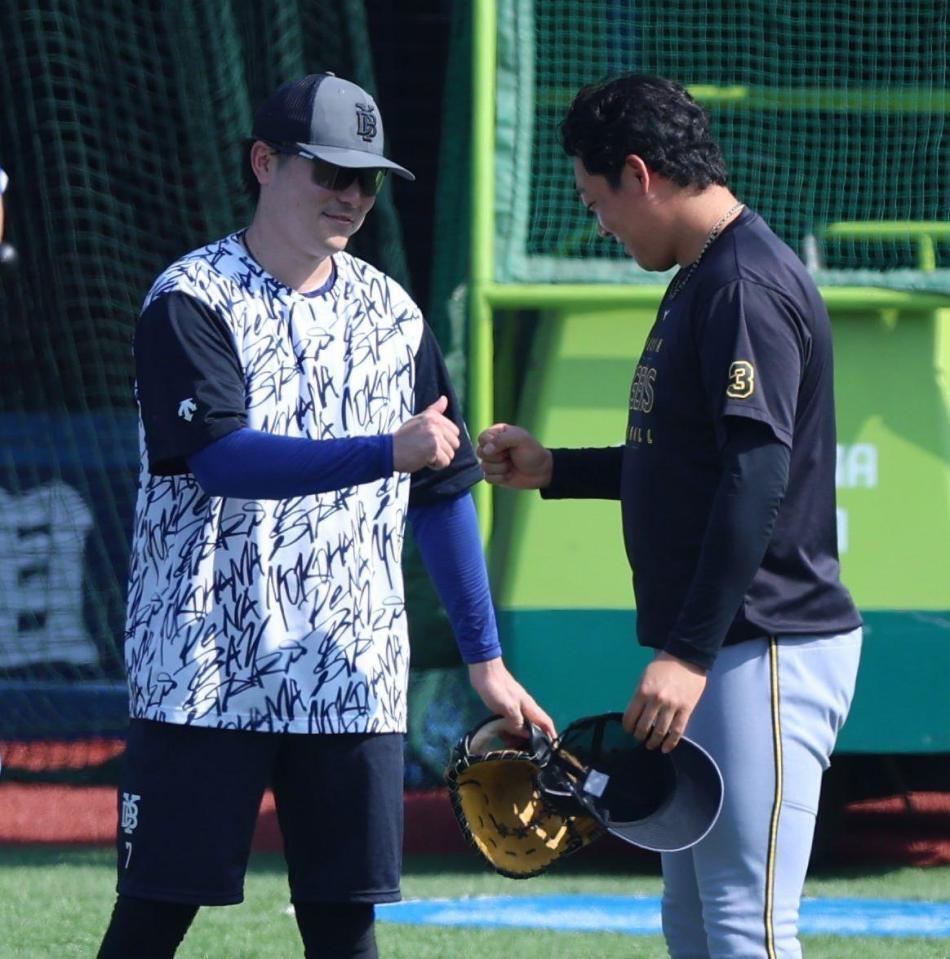 　グータッチする佐野（左）と大山（撮影・金田祐二）