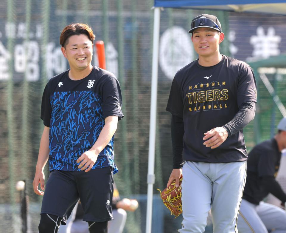 　石田裕（左）と談笑する森下（撮影・西岡正）