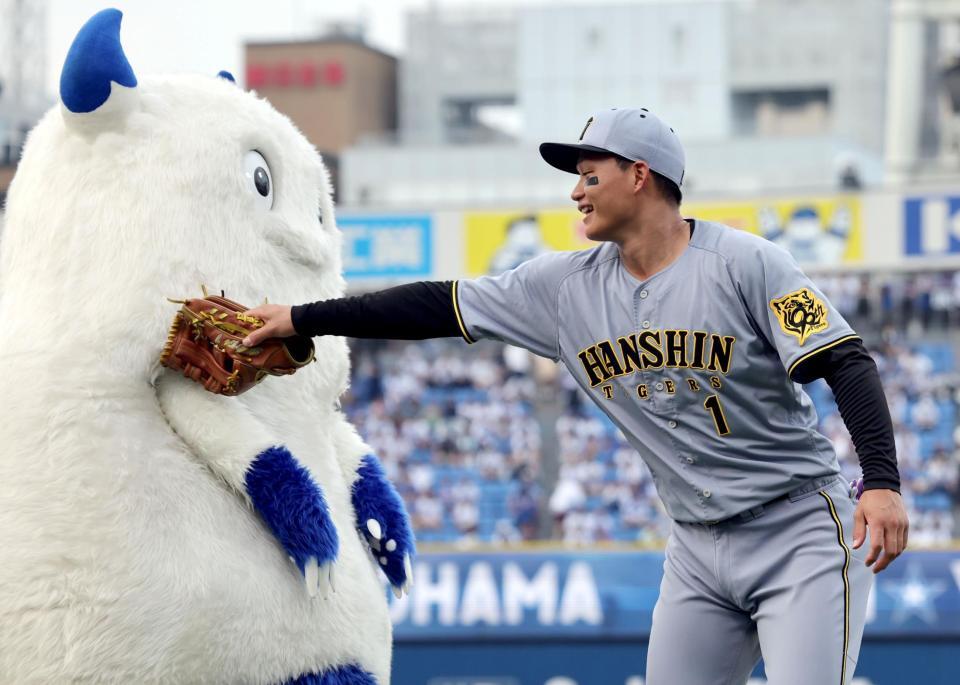 　ＤｅＮＡのマスコットとじゃれ合う森下（撮影・田中太一）