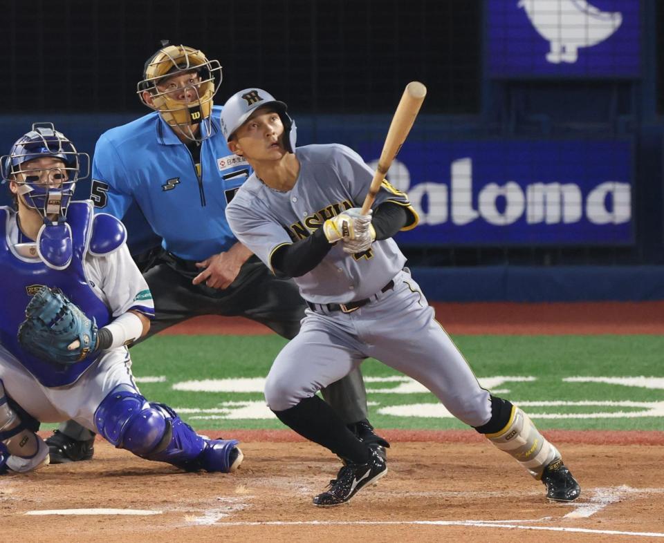 　４回、先制２点三塁打を放つ熊谷（撮影・金田祐二）