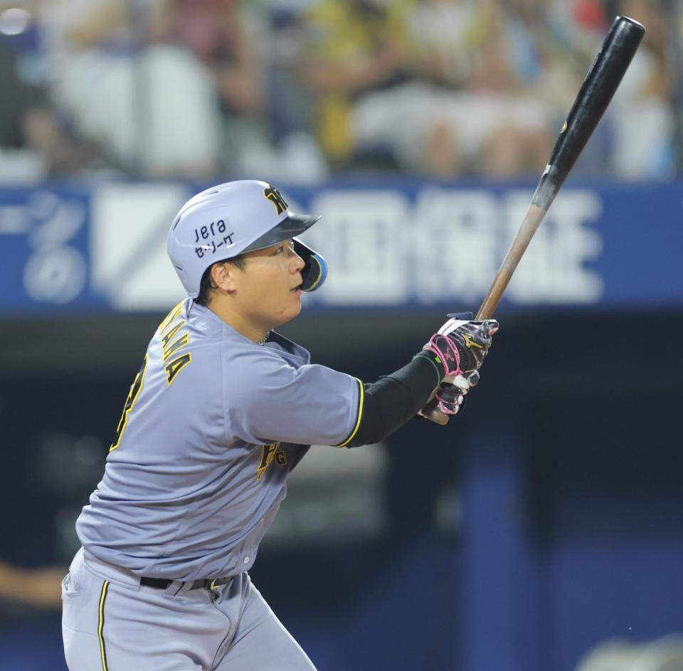 　６回、右越え二塁打を放つ大山（撮影・西岡正）