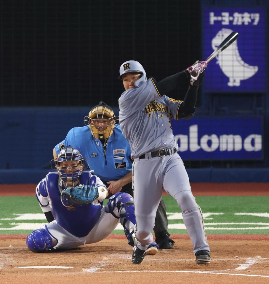 　４回、右前打を放つ大山（撮影・金田祐二）