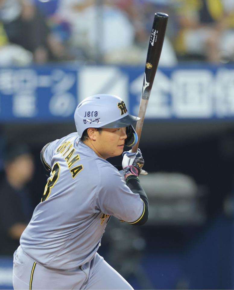 　４回、右前打を放つ大山（撮影・西岡正）