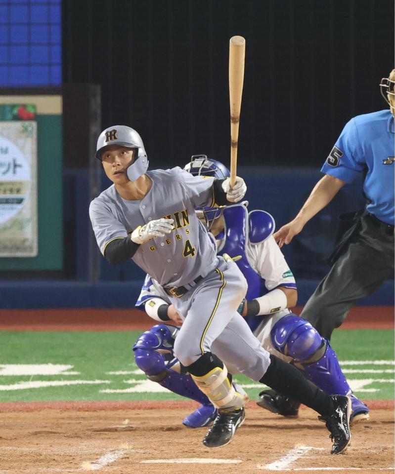 　６回、右前適時打を放つ熊谷（撮影・金田祐二）