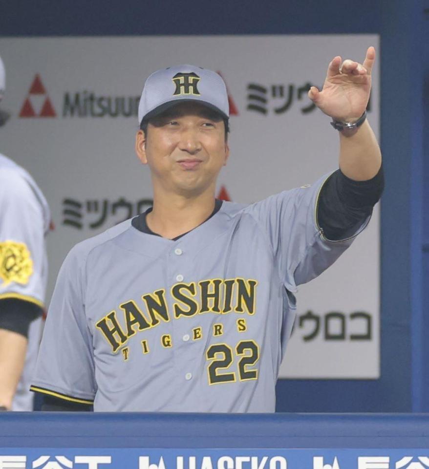 　６回、適時打を放った熊谷に向かって笑顔で手を挙げる藤川監督（撮影・西岡正）