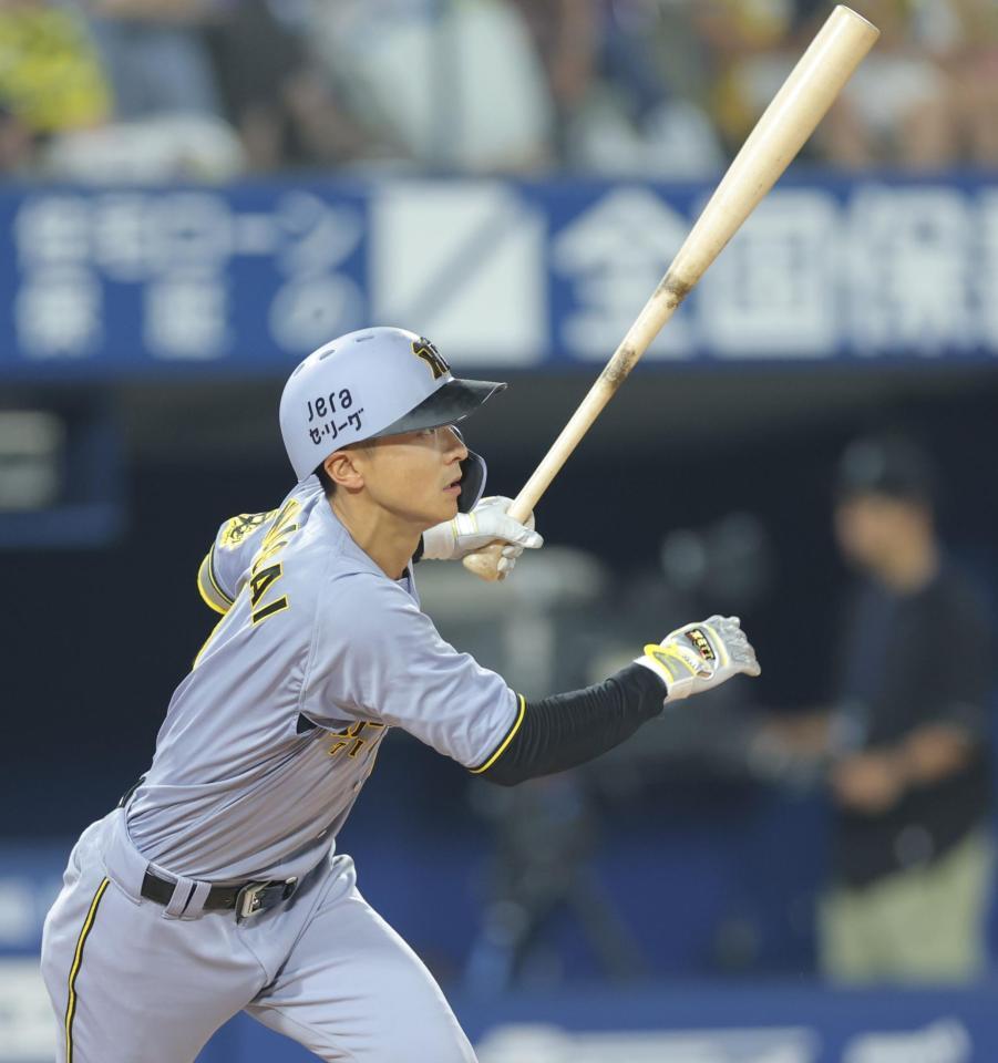 　６回、右前適時打を放つ熊谷（撮影・西岡正）