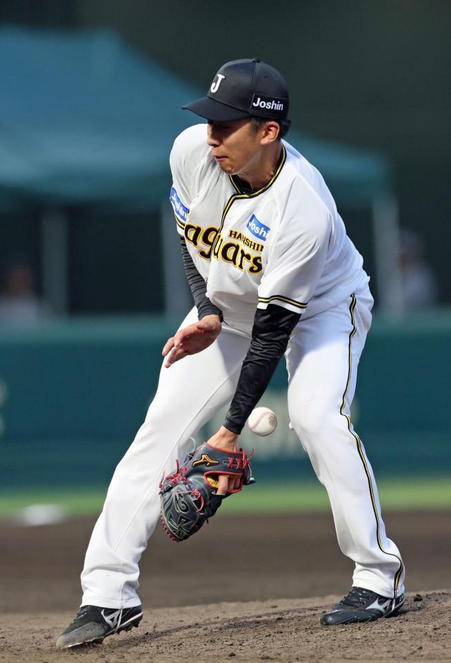 　７回、和辻の打球をはじく茨木（撮影・立川洋一郎）