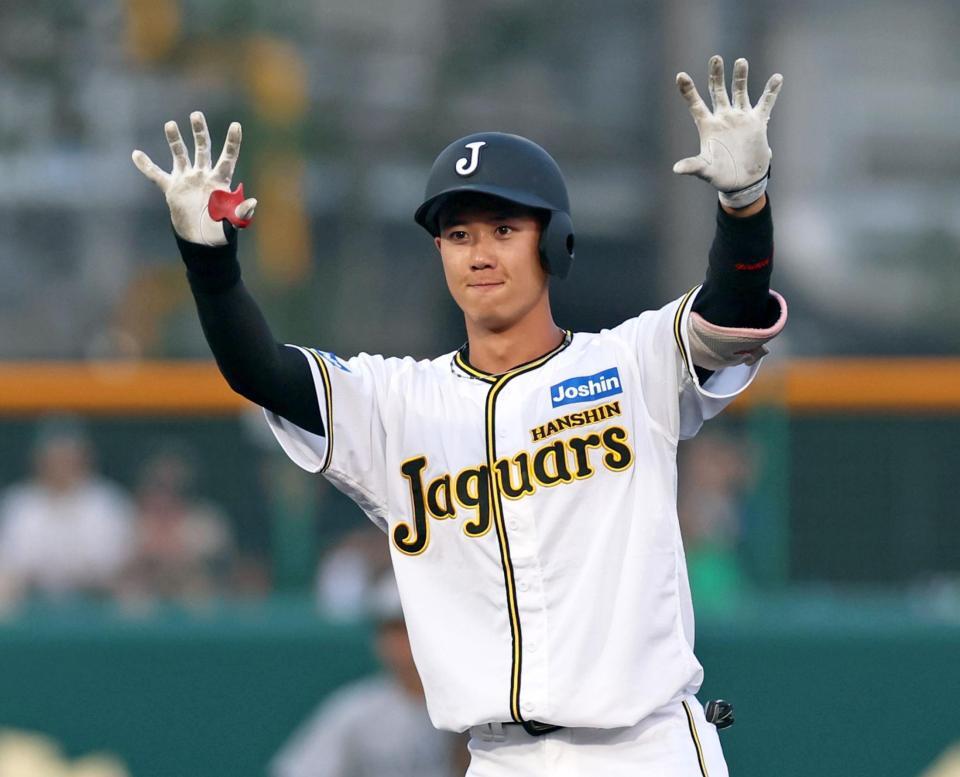 　６回、適時二塁打を放ち番地へ向かってポーズする山田（撮影・立川洋一郎）