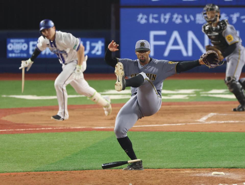 　７回、へし折った佐野のバットをかわすデュプランティエ（撮影・金田祐二）