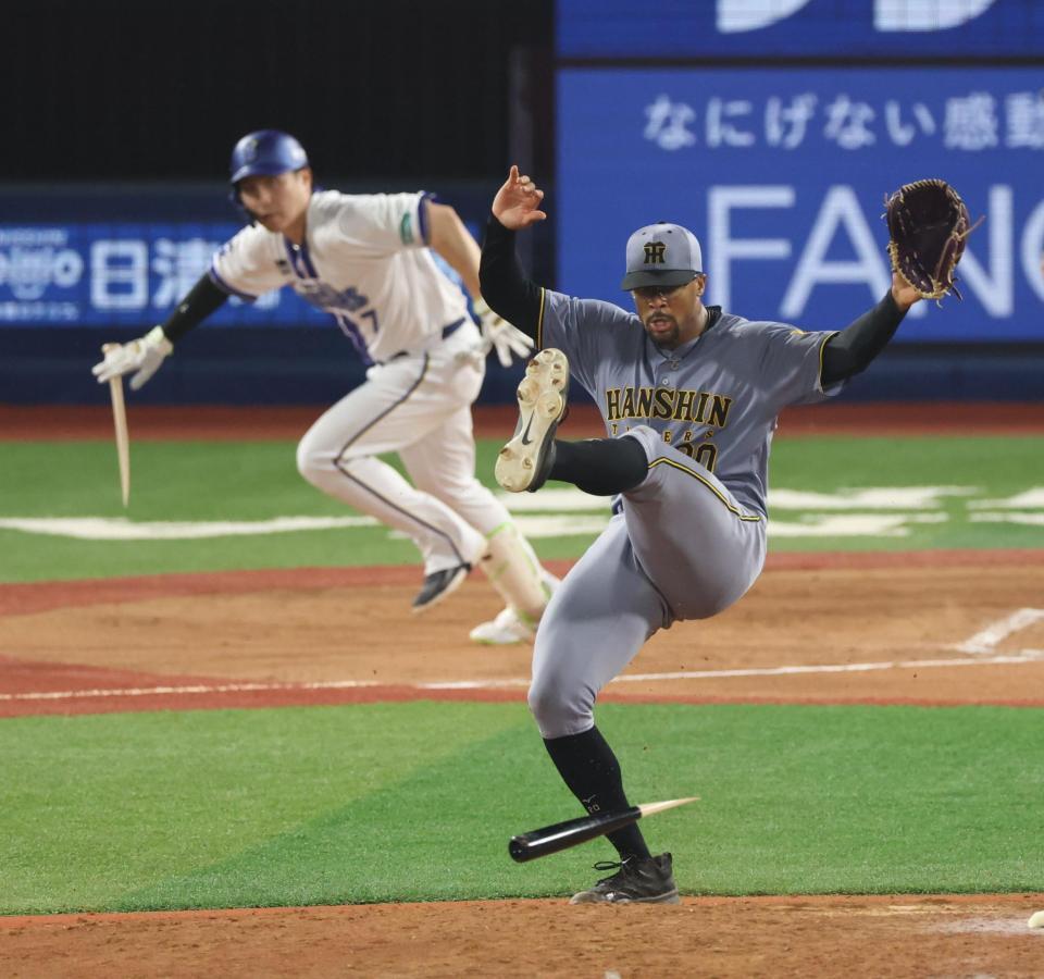 　７回、へし折った佐野のバットをかわすデュプランティエ（撮影・金田祐二）