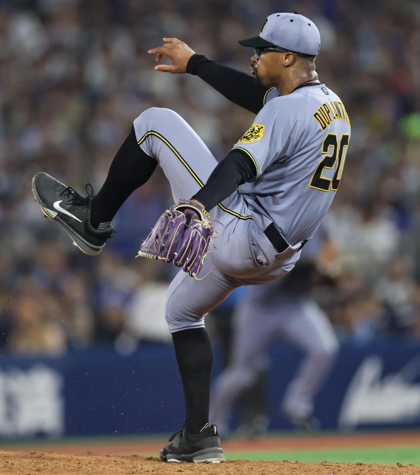 　７回、佐野の折れたバットをよけるデュプランティエ（撮影・田中太一）