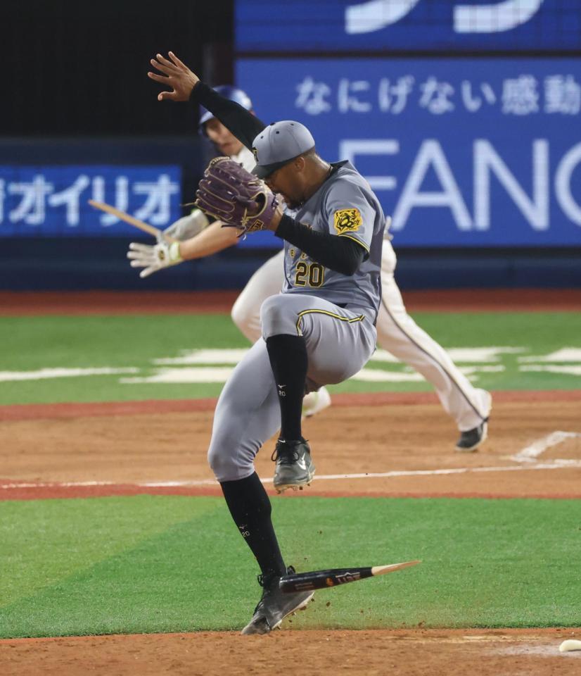 　７回、へし折った佐野のバットをかわすデュプランティエ（撮影・金田祐二）