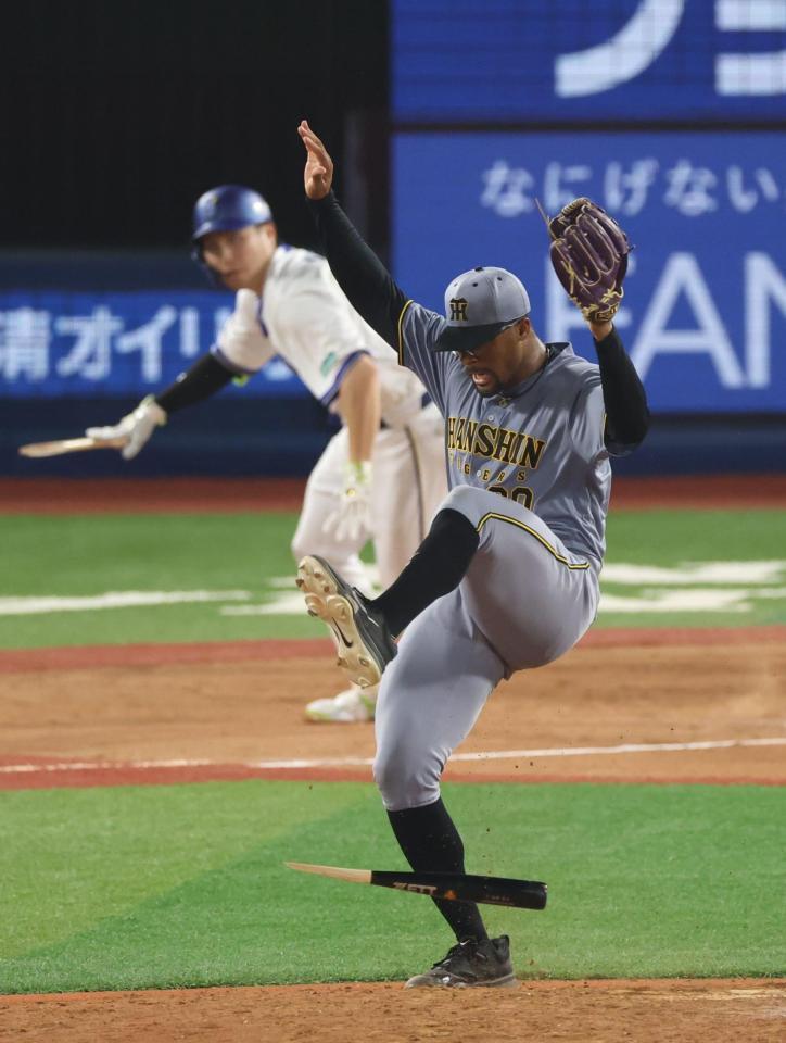 　７回、へし折った佐野のバットをかわすデュプランティエ（撮影・金田祐二）