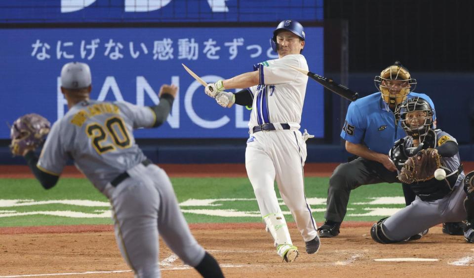 　７回、バットを折られ遊ゴロに倒れる佐野（撮影・金田祐二）