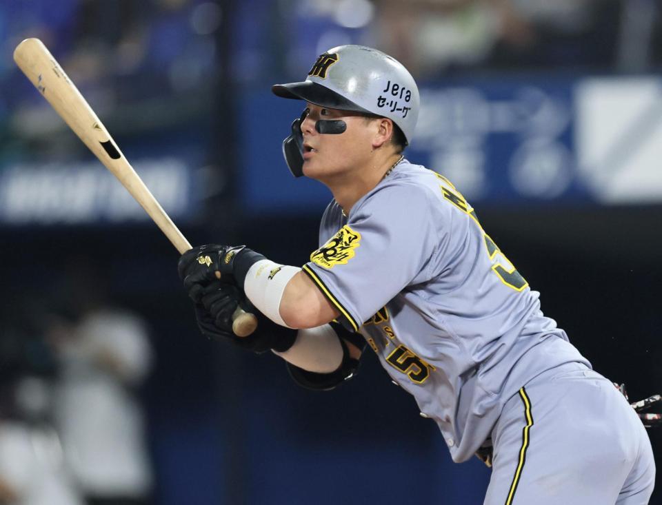 　６回、安打を放つ前川（撮影・田中太一）