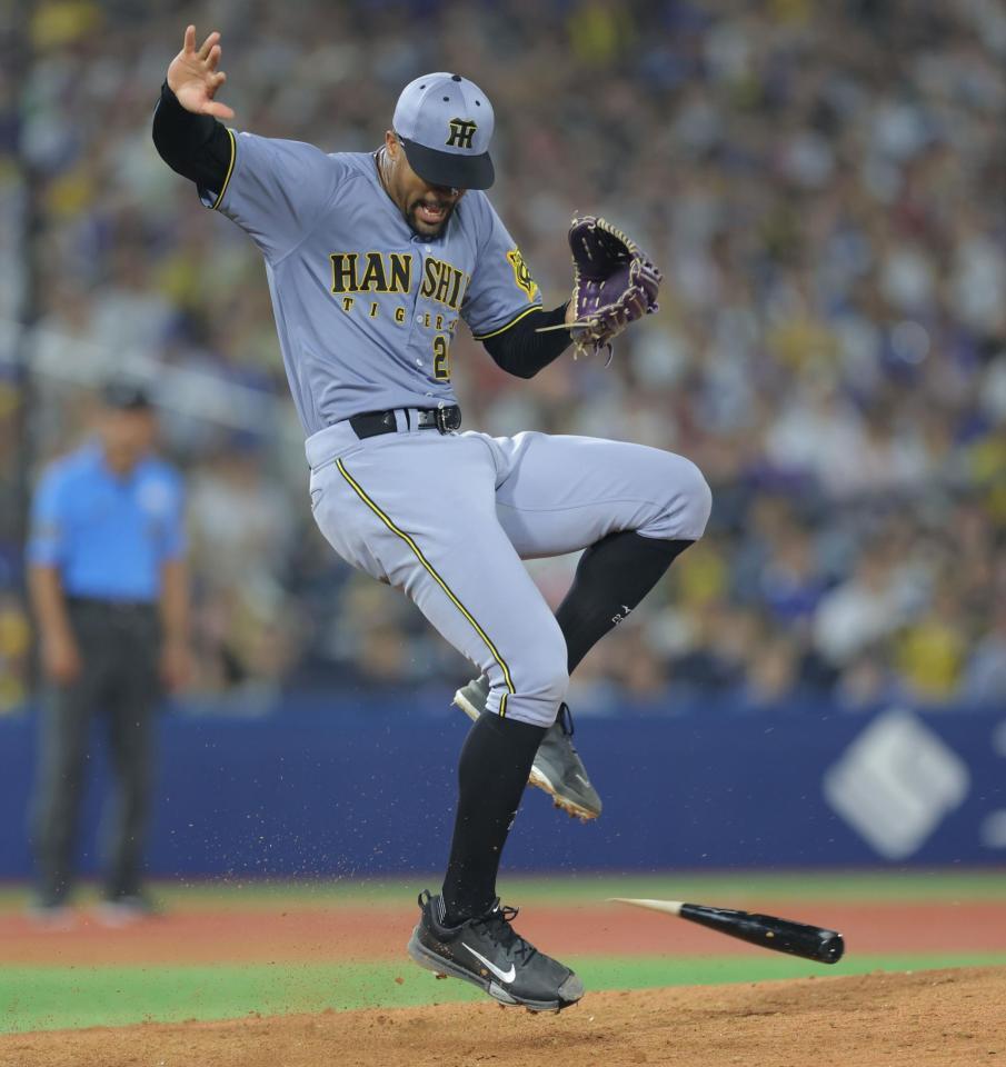 　７回、佐野の折れたバットをよけてジャンプするデュプランティエ（撮影・西岡正）