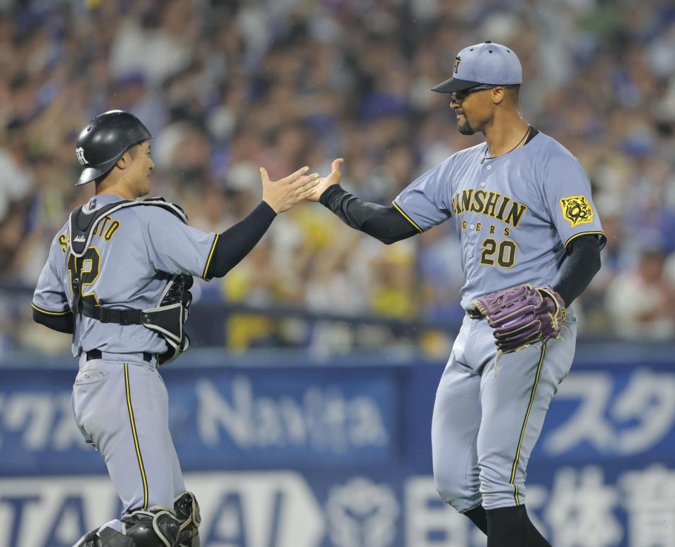 　完封勝利で坂本（左）と握手するデュプランティエ（撮影・西岡正）