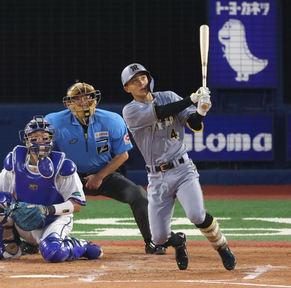 　４回、先制２点三塁打を放つ熊谷（撮影・金田祐二）