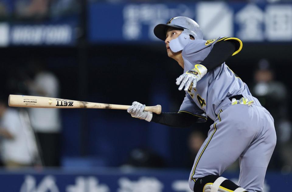 　４回、適時三塁打を放つ熊谷（撮影・田中太一）