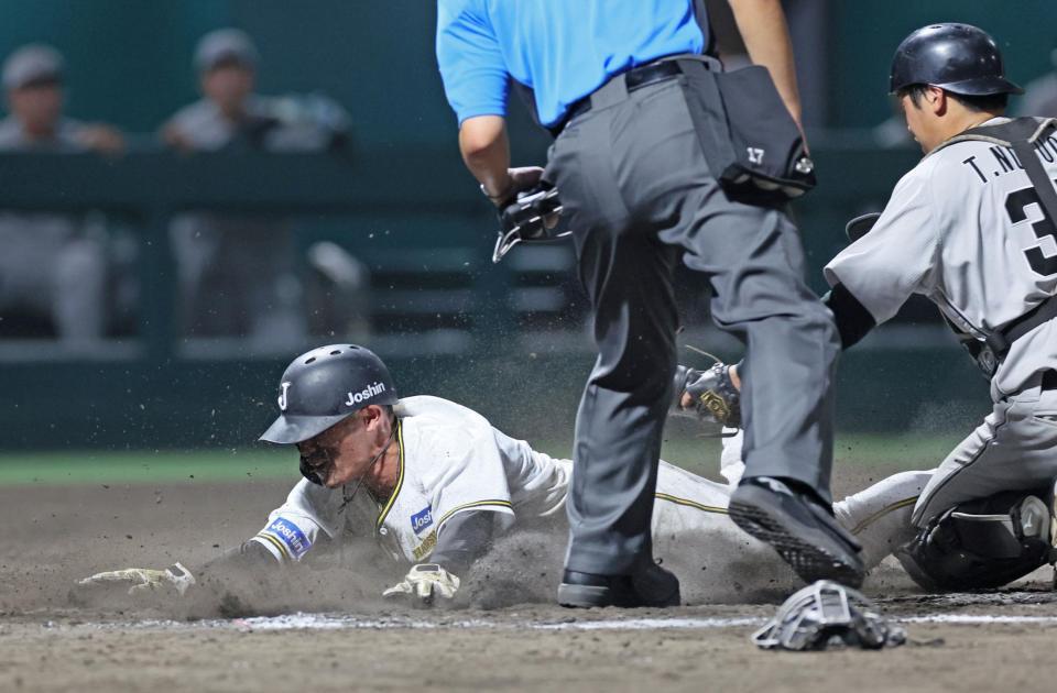 　９回、野口の適時打でサヨナラとなる生還をする福島（撮影・立川洋一郎）