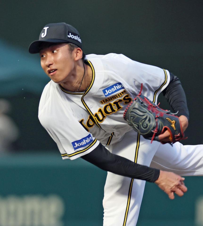 　７回に登板し力投する茨木（撮影・立川洋一郎）