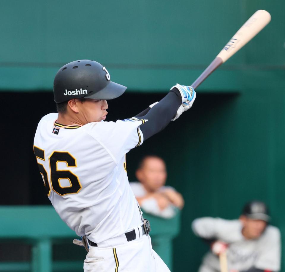 　４回、同点に追いつく適時二塁打を放つ百崎（撮影・立川洋一郎）