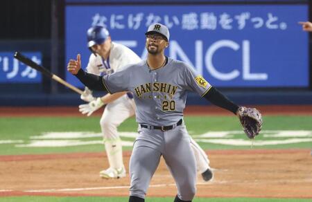 　９回、佐野を空振り三振にしとめ完封勝利のデュプランティエ（撮影・金田祐二）